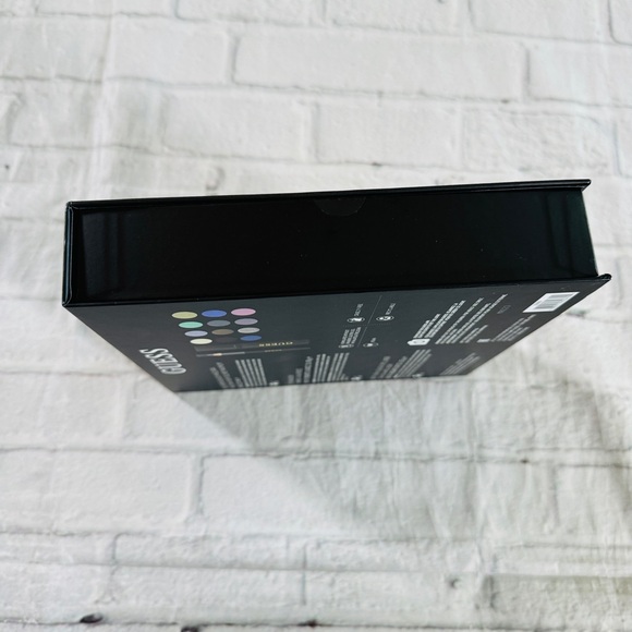 Guess Eye Smokey Look Book NWT - Picture 2 of 10